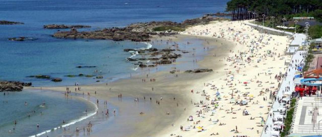 Vista aérea da praia viguesa de Samil.