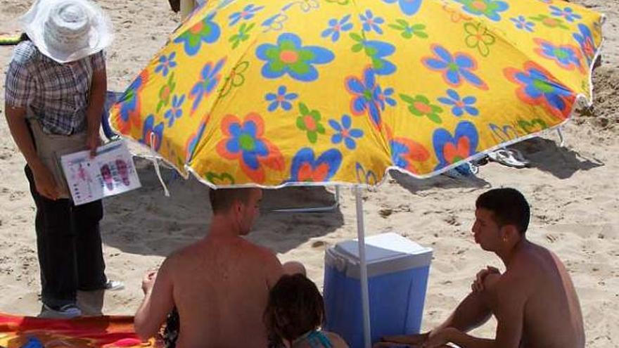 Imagen de archivo de una masajista en la playa.