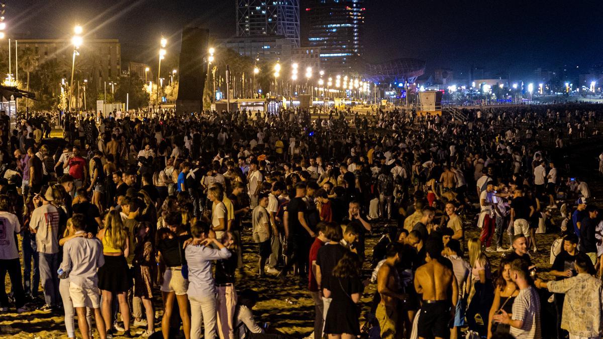 Botellón en la playa de la Barceloneta, el pasado sabado 10 de julio.