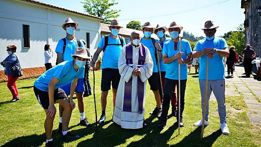 Los Galego y su tío sacerdote junto al templo dezano. |   // BERNABÉ