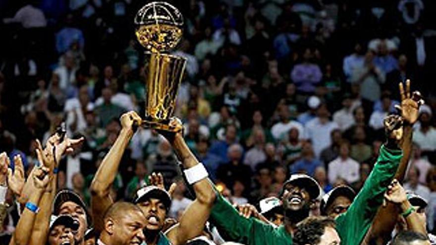 Los Celtics humillan a los Lakers y logran su decimoséptimo título