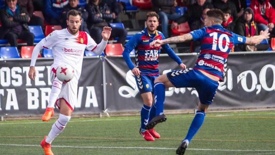 Álex durante un lance del partido en Llagostera