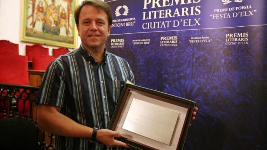 El escritor barcelonés ha ganado el premio de poesía &quot;Festa d&#039;Elx&quot; de este año.