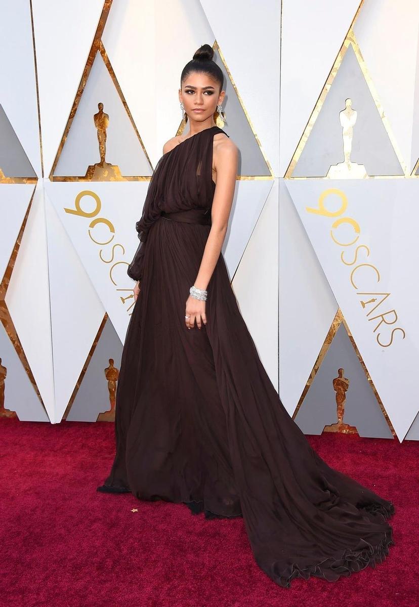 Zendaya en los Oscar 2018 con vestido largo marrón de un solo hombro