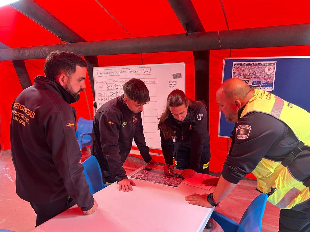 El coordinador de Protección Civil revisa un plano con el recorrido de la cabalgata en el puesto de mando avanzado que instalaron en la Plaza Castellini