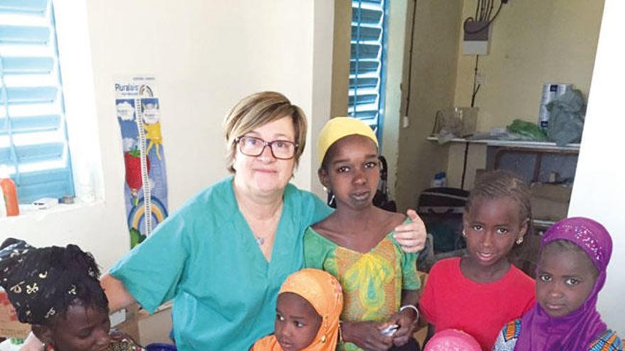 La pediatra Pilar Martínez, en Senegal. | la opinión