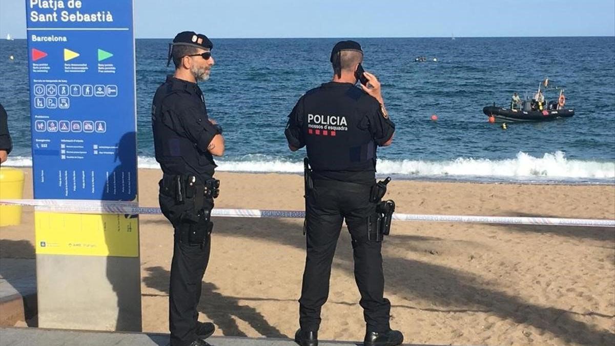 Los Mossos cierran la platja de Sant Sebastià