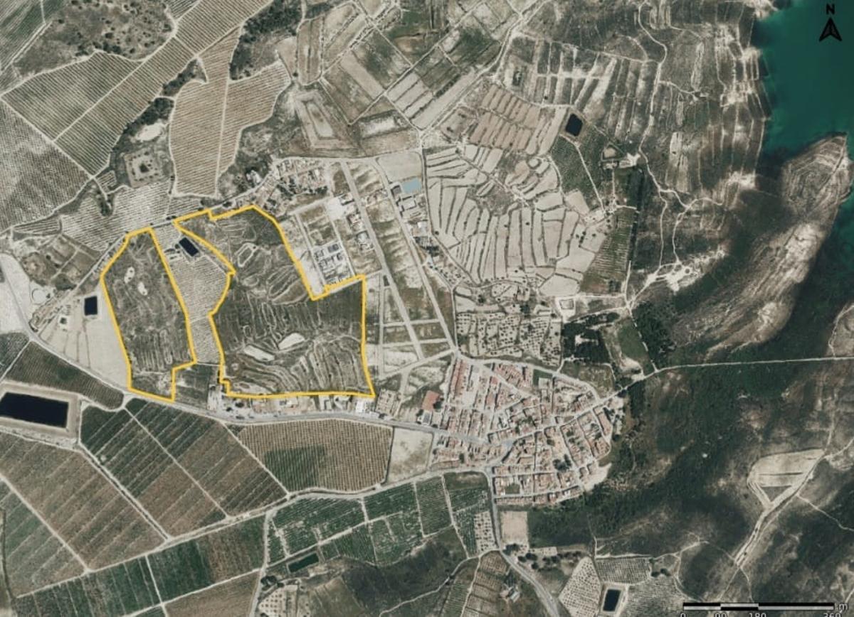 En amarillo la zona afectada por el proyecto. A la derecha, muy cerca, el casco urbano de Torremendo y el embalse de La Pedrera