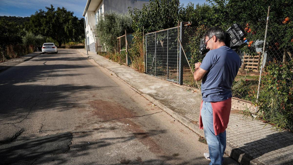 Un cámara graba el lugar donde se produjo el atropello mortal, en la calle Enrique Tierno Galván de La Codosera.
