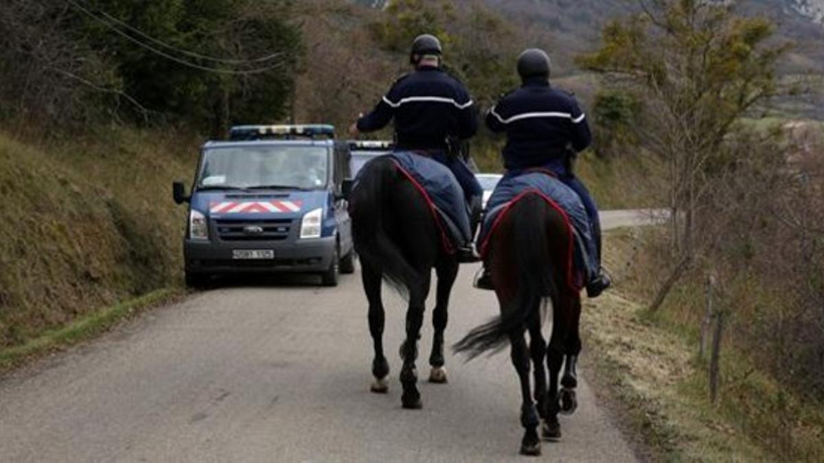 Policías franceses vigilan los accesos a la montaña de Bugarach