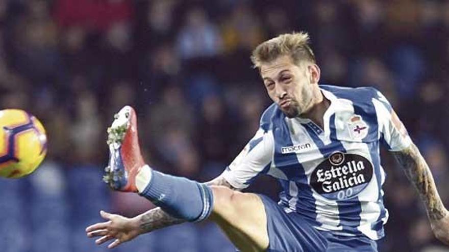 Fede Cartabia intenta controlar en el aire un balón en un partido ante el Albacete hace dos temporadas en Riazor.