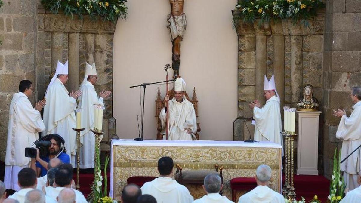 El obispo de Plasencia, en su ordenación, ha invitado a una eucaristía familiar el domingo.