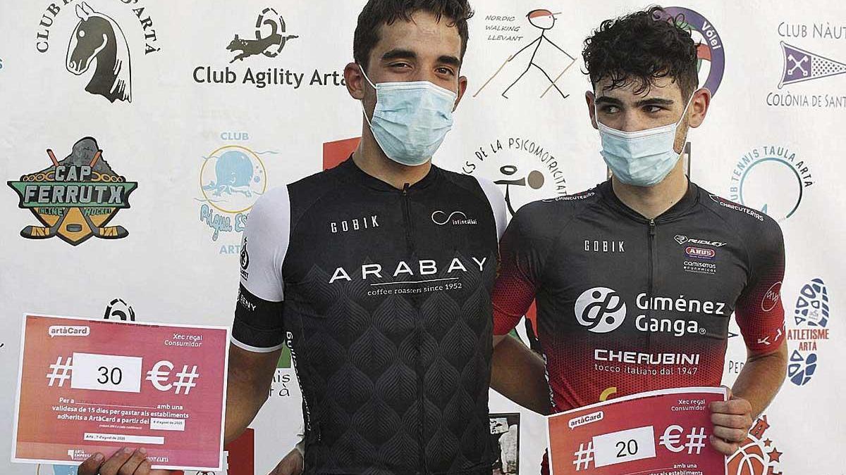 Mateu Gamundí junto al mejor junior de la carrera, Marc Dols, con sus trofeos.