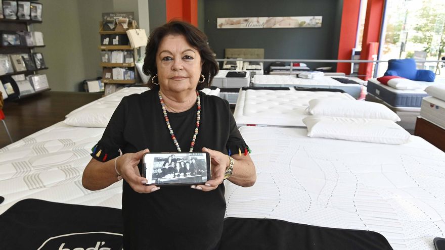 Una viguesa se jubila tras 54 años de arduo trabajo