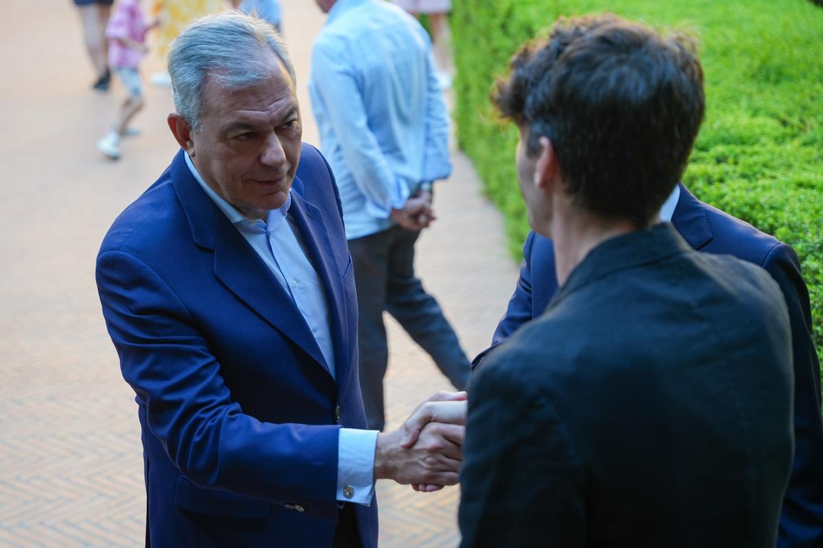 El primer edil, José Luis Sanz, junto a Sergio Bernal en el Salón de la Justicia del Real Alcázar