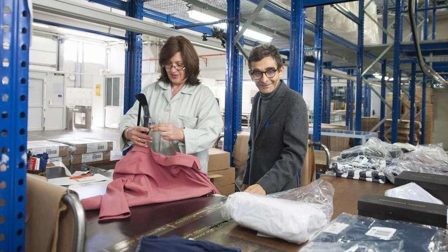 Adolfo Domínguez (d.), ayer, con una de las trabajadoras del grupo textil ourensano. // Brais Lorenzo