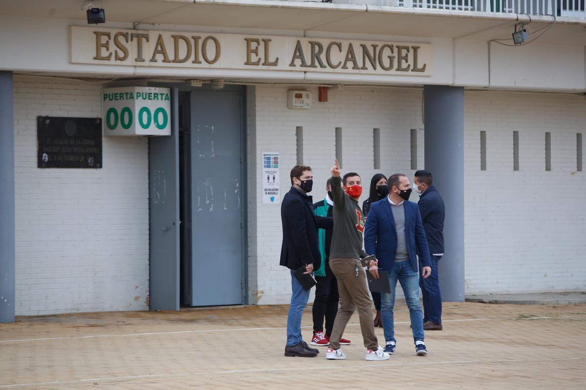 Mora Gordillo, con chaqueta azul, a las puertas de El Arcángel, en diciembre del 2020.