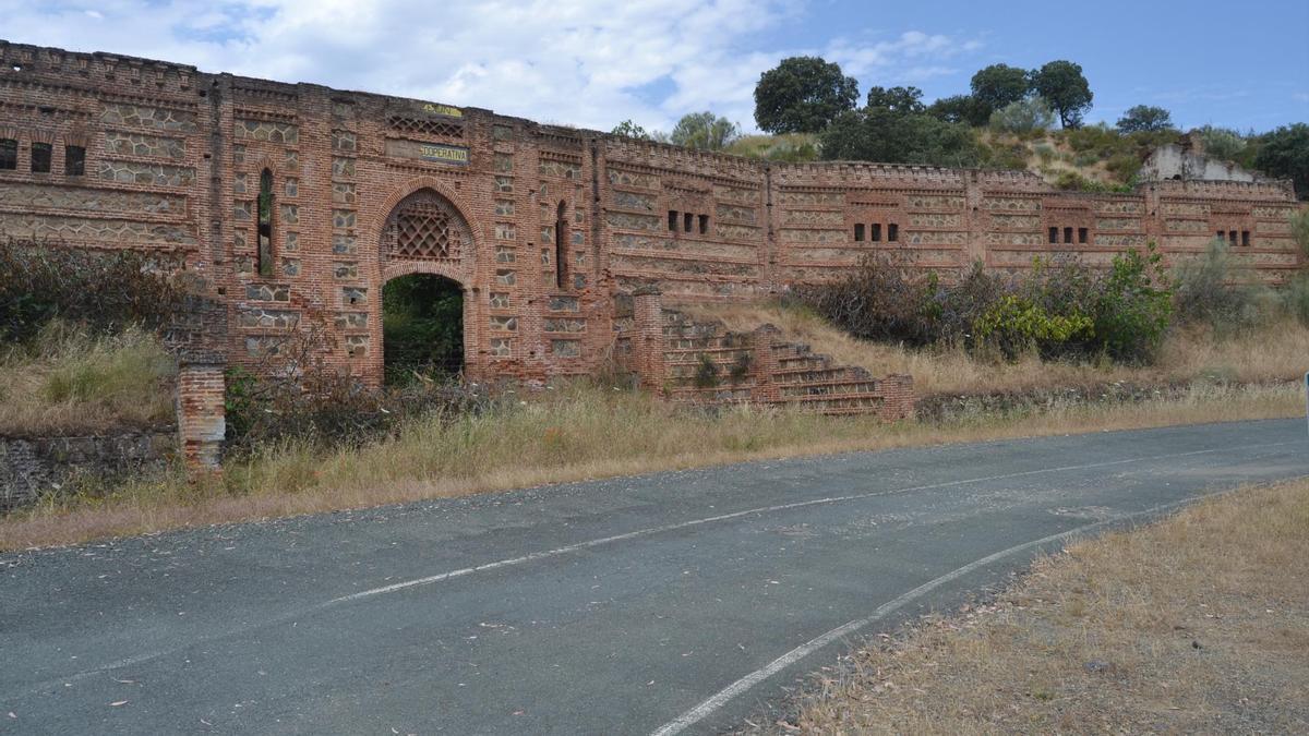 Fachada principal de lo que fue la cooperativa vitivinícola Colonias de Galeón. / J. Á. F.