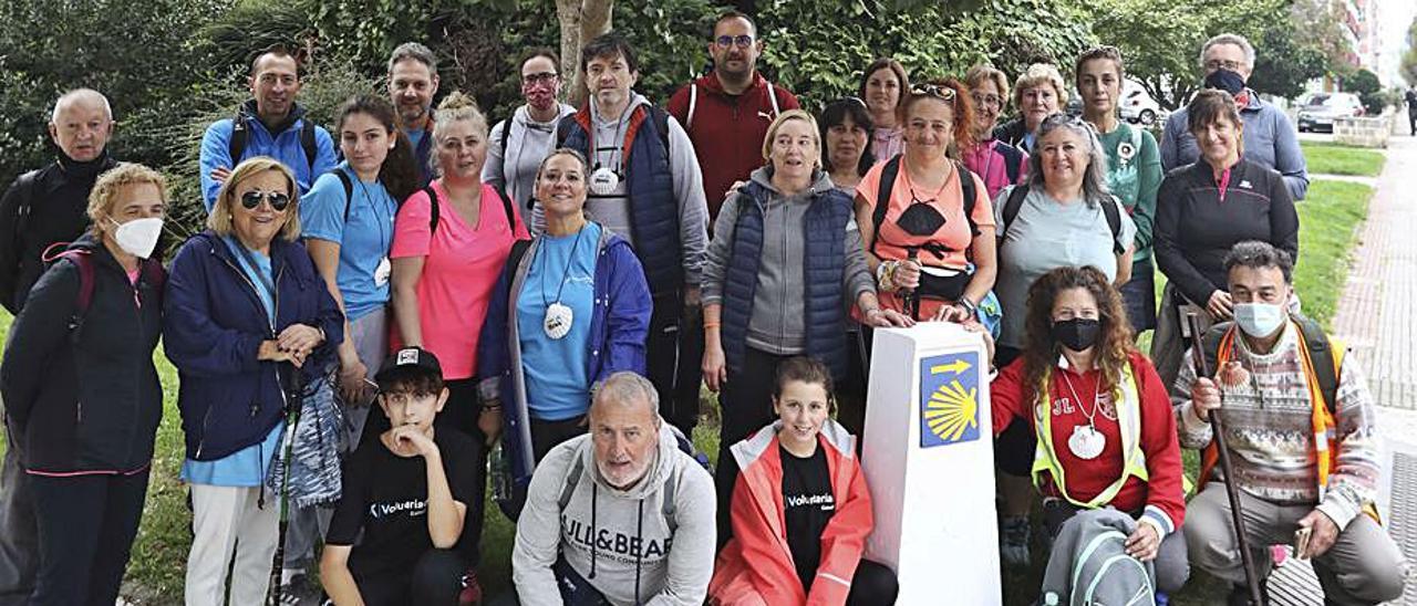 Los caminantes posan en grupo a su paso por Piedras Blancas. | Ricardo  Solís