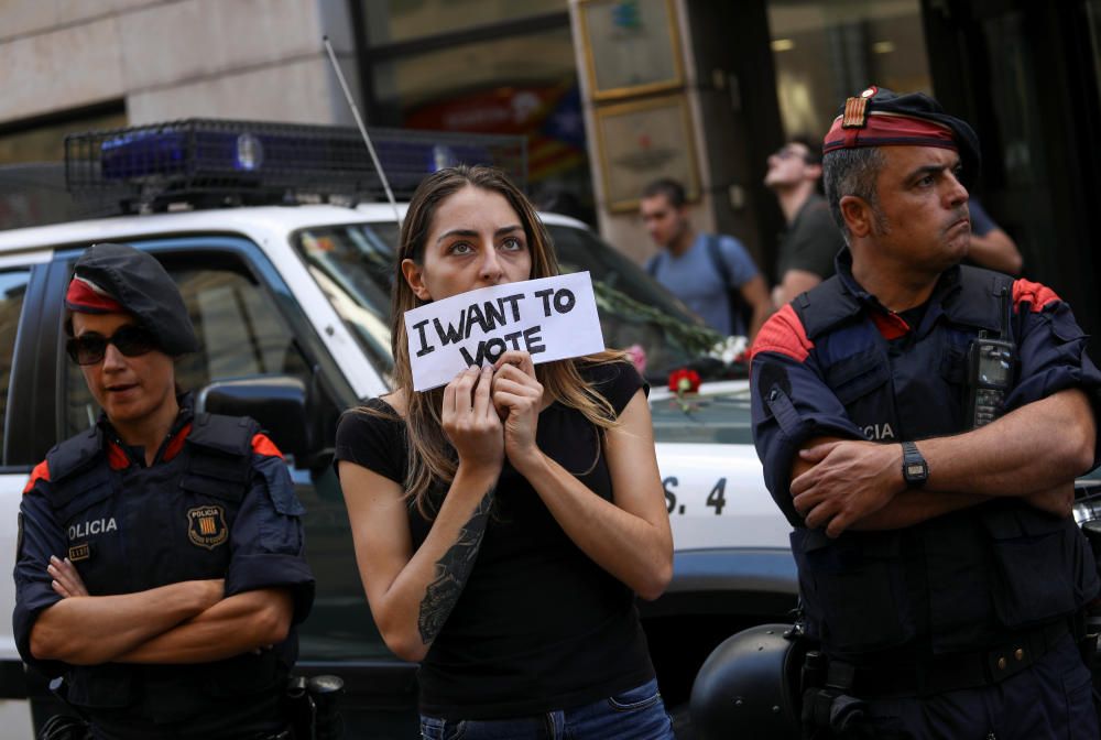 Imatges dels manifestants que han sortit als carrers de Barcelona, ja de tarda.