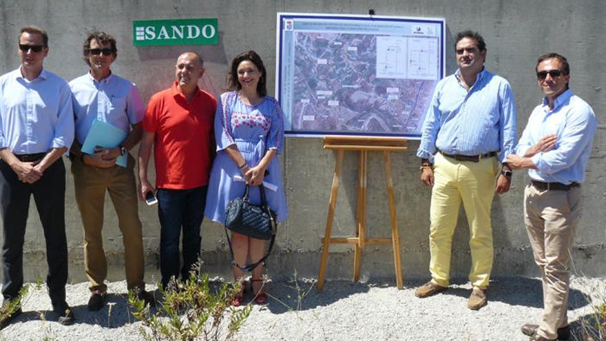 Autoridades comarcales y locales durante la presentación del proyecto del nuevo depósito de Manilva.