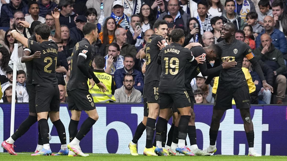 Así celebró el Valencia la victoria en el Santiago Bernabéu... ¡Locura total!