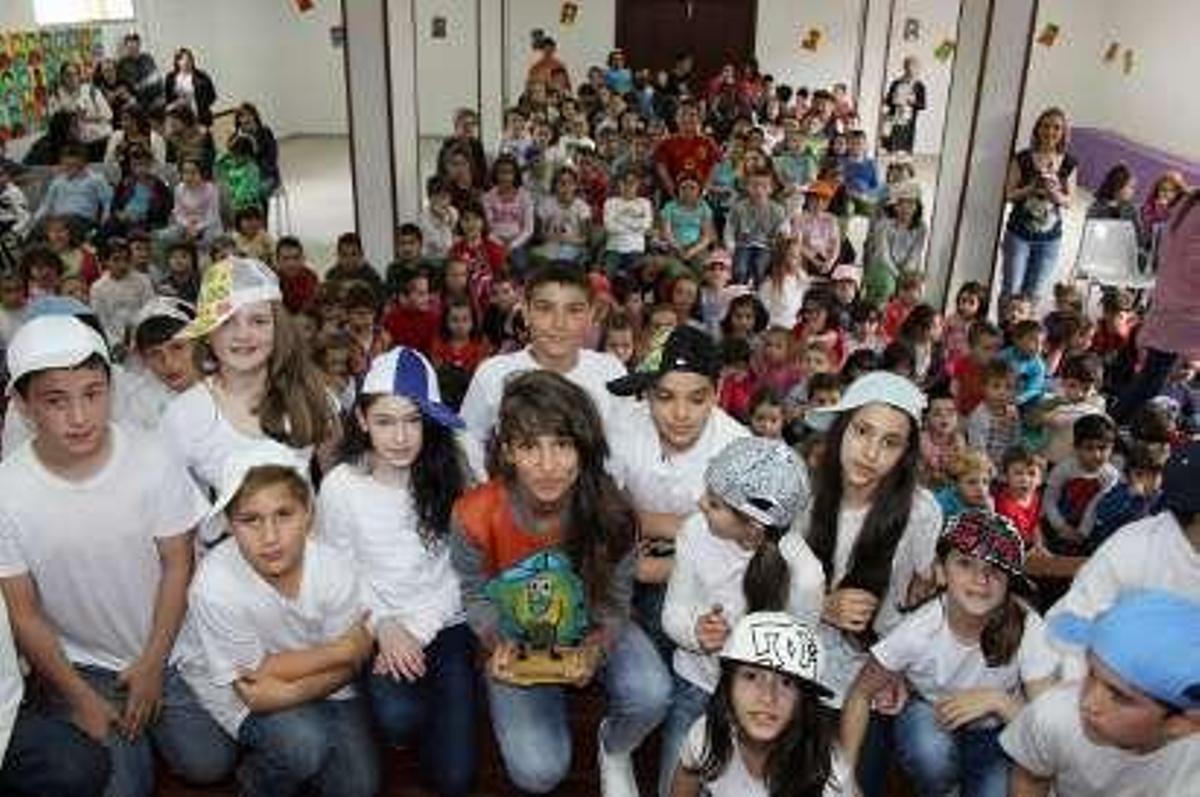 Comuneros de Curro entregan tonelada y media de alimentos a Cáritas