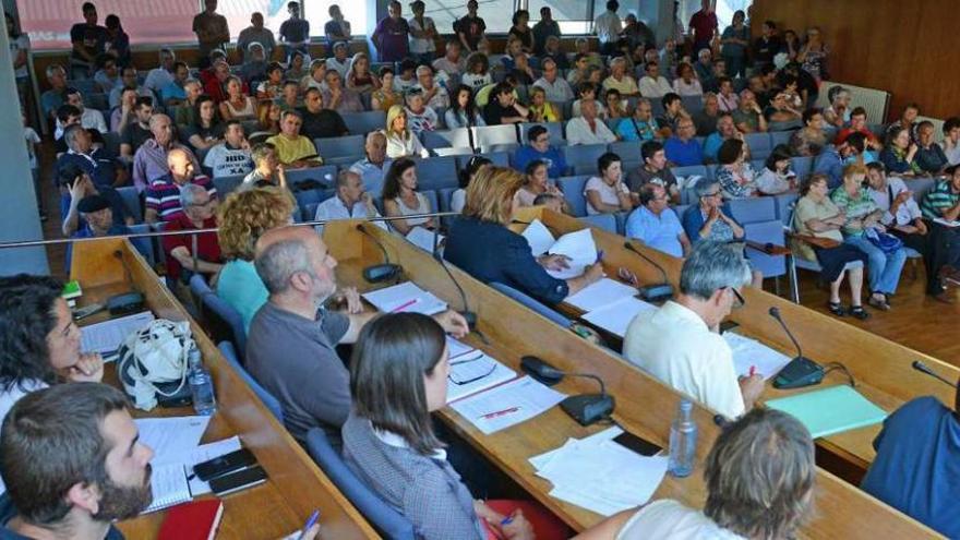 El público llenó ayer el salón de plenos en una sesión con 20 puntos en el orden del día. // G.Núñez