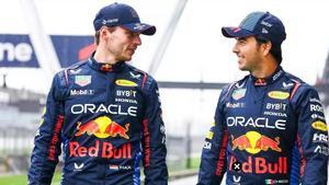 Max Verstappen y Sergio Pérez, antes de la presentación del RB20