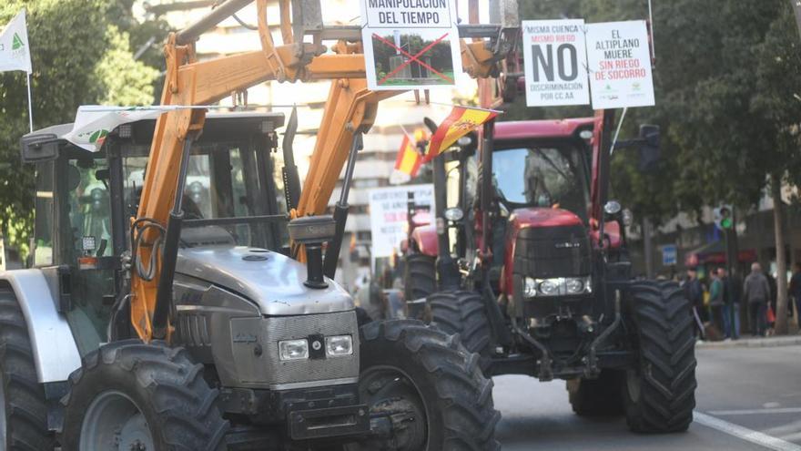 Tractores cruzan Gran Vía con sus proclamas y carteles