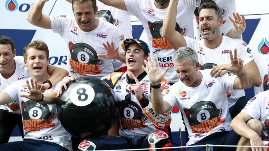 Marc Márquez celebra con su equipo su sexto Mundial de MotoGP