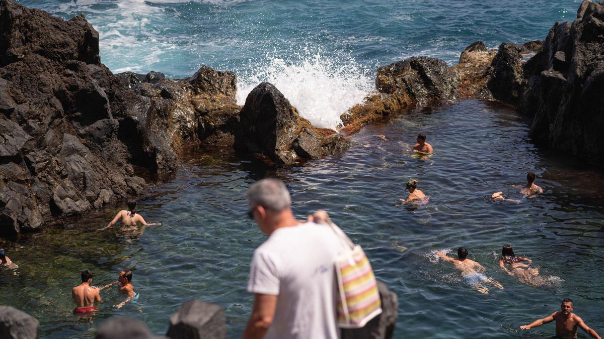 Personas refugiándose del calor en Tenerife