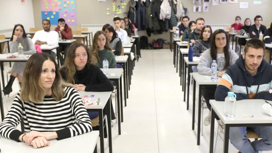 Varios aspirantes al  MIR, el pasado mes de enero, instantes antes de empezar el examen en Zaragoza.