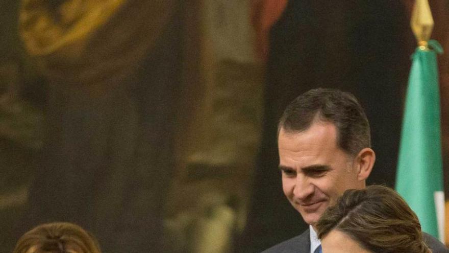 La Reina Letizia entrega su galardón al guitarrista Manuel Muñoz Alcón, &quot;Manolo Sanlúcar&quot;, en presencia del Rey y de la presidenta andaluza, Susana Díaz.