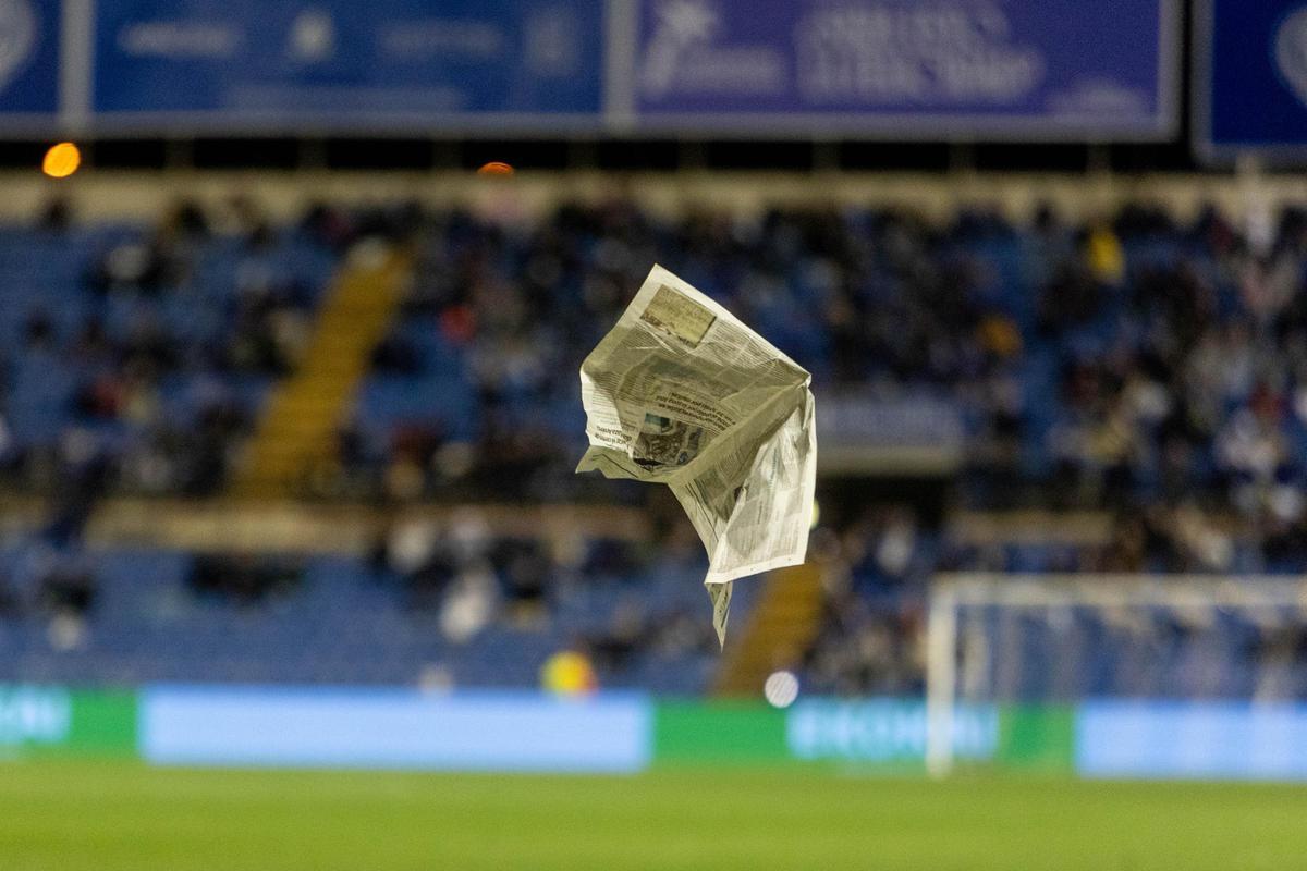 Una hoja de periódico, de la edición impresa de INFORMACIÓN, vuela por el Rico Pérez.