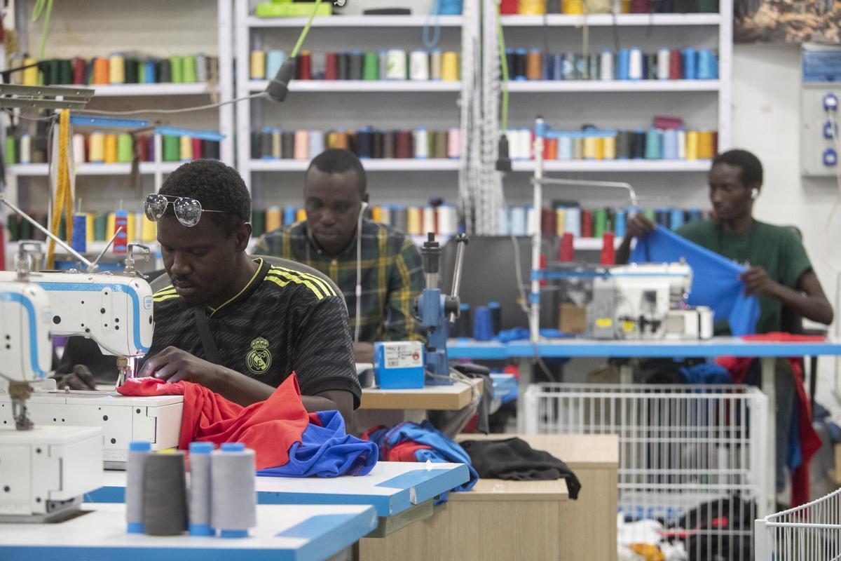 Migración forzada: los manteros denuncian el drama con sus propias camisetas blaugranas
