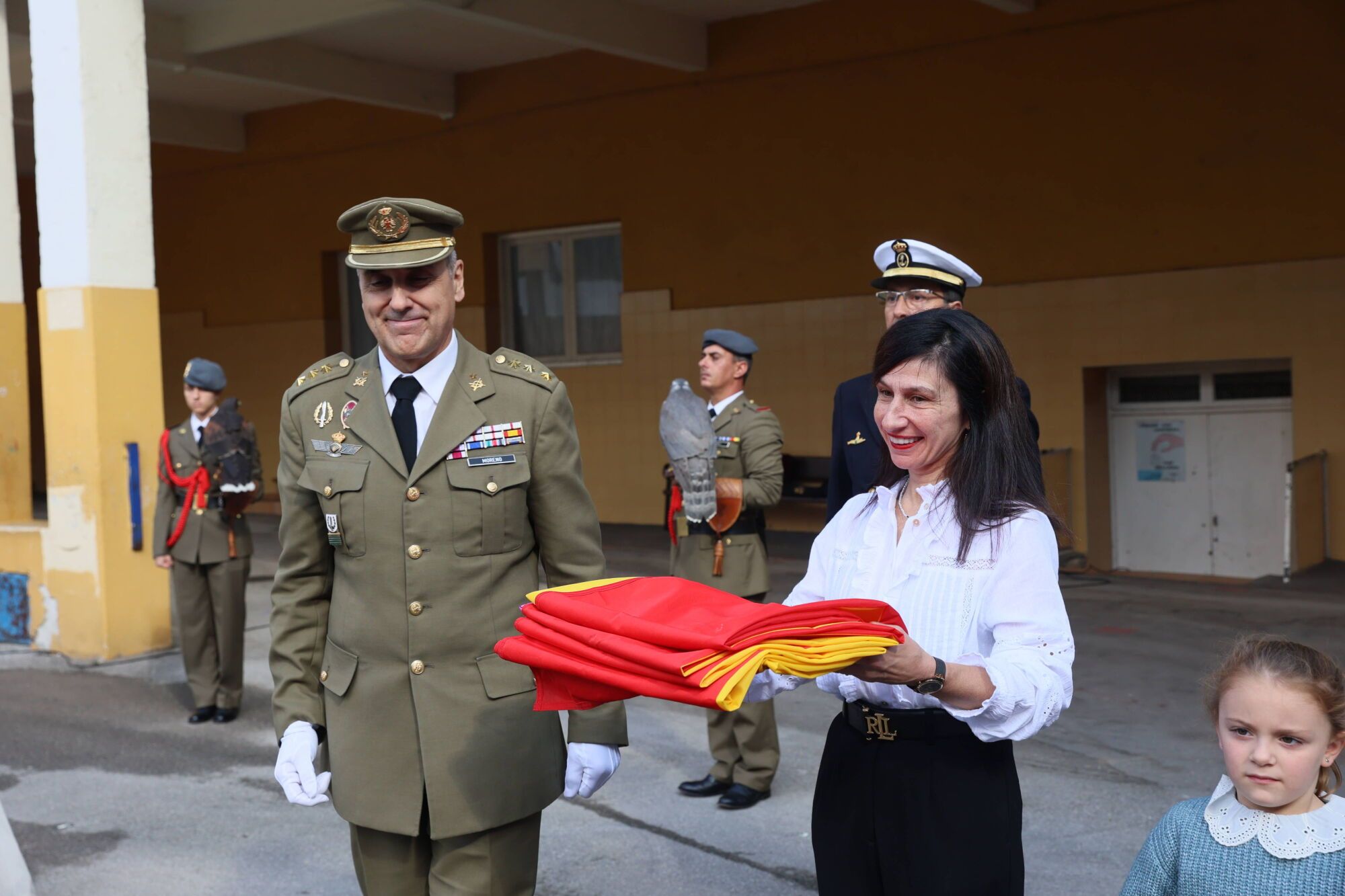 Escuelas Blancas. Acto de izado de la bandera con asistencia del delegado de Defensa y representantes de la Guardia Civil, la Policía Nacional y la Municipal, entre otros