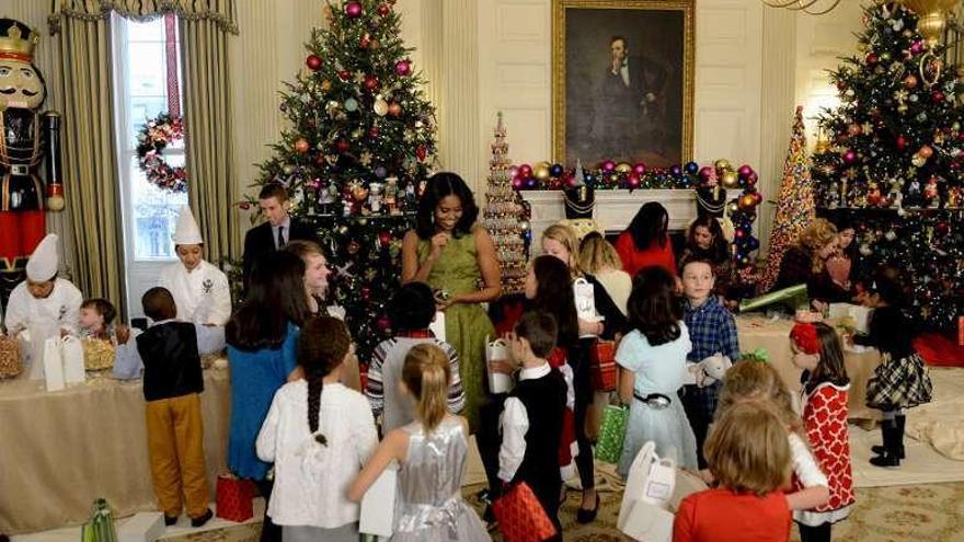 Michelle Obama con hijos de militares.