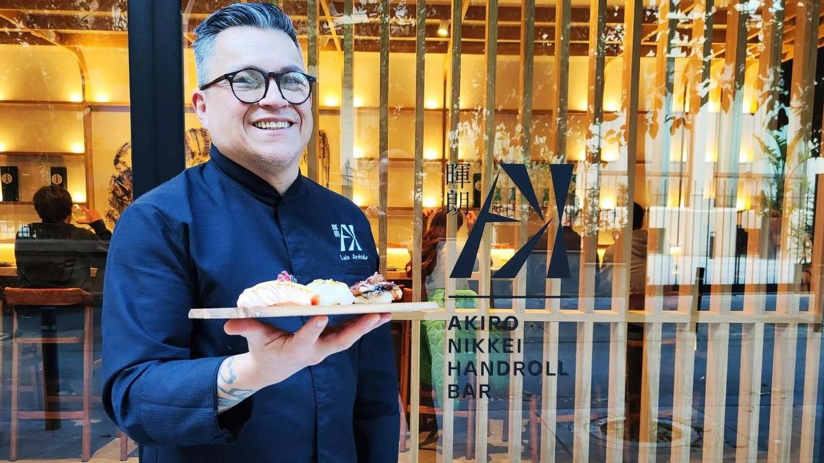 Luis Arévalo, frente al restaurante Akiro Barcelona.