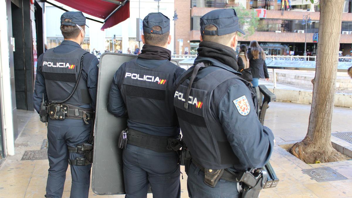 Dispositivo de seguridad de la Policía Nacional en el centro de València por la mascletà de Fallas.