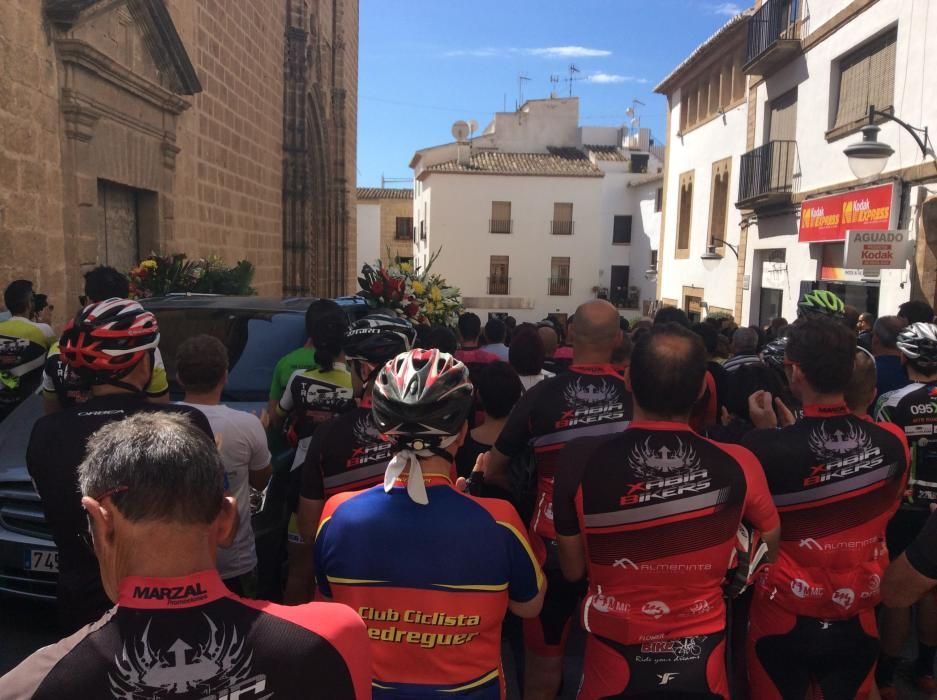 Medio centenar de ciclistas han acompañado al féretro desde el tanatorio a la iglesia donde todos han aplaudido con gran emoción la entrada del féretro