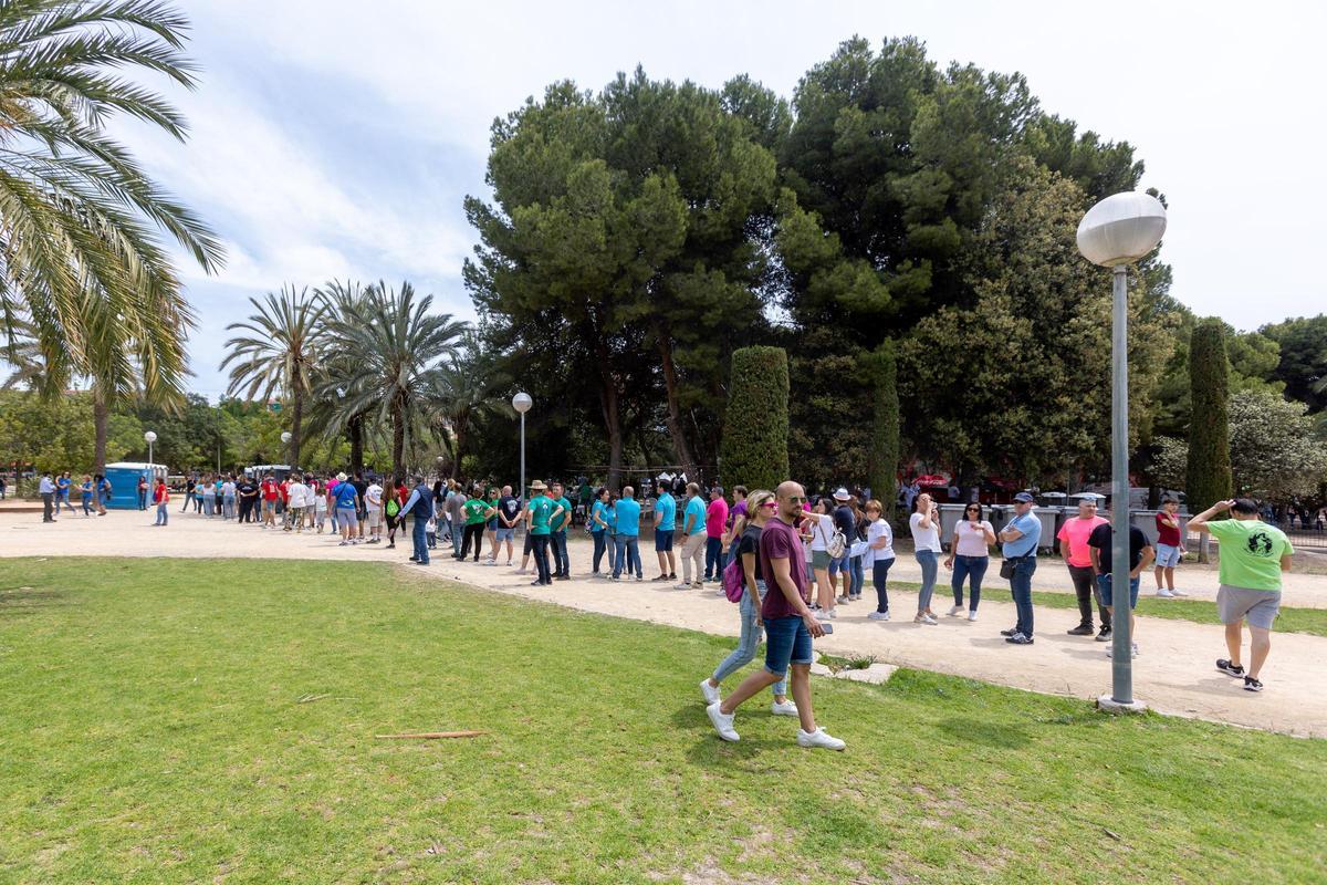Desfile de politicos en las paellas de Hogueras en el parque Lo Morant de Alicante