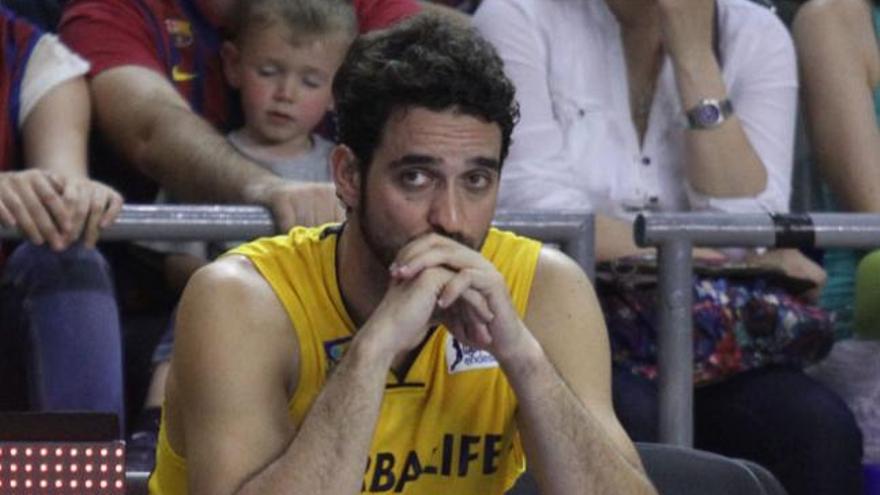 Roberto Guerra, cabizbajo en el banco del Palau Blaugrana la temporada pasada. | lof