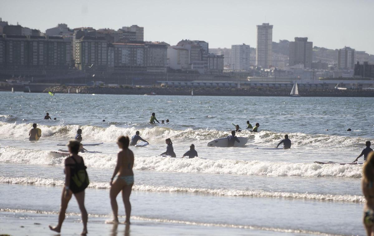 ZONA DELIMITADA PARA LOS AFICIONADOS AL SURF EN LA PLAYA DE BASTIAGUEIRO, EN EL CONCELLO DE OLEIROS.