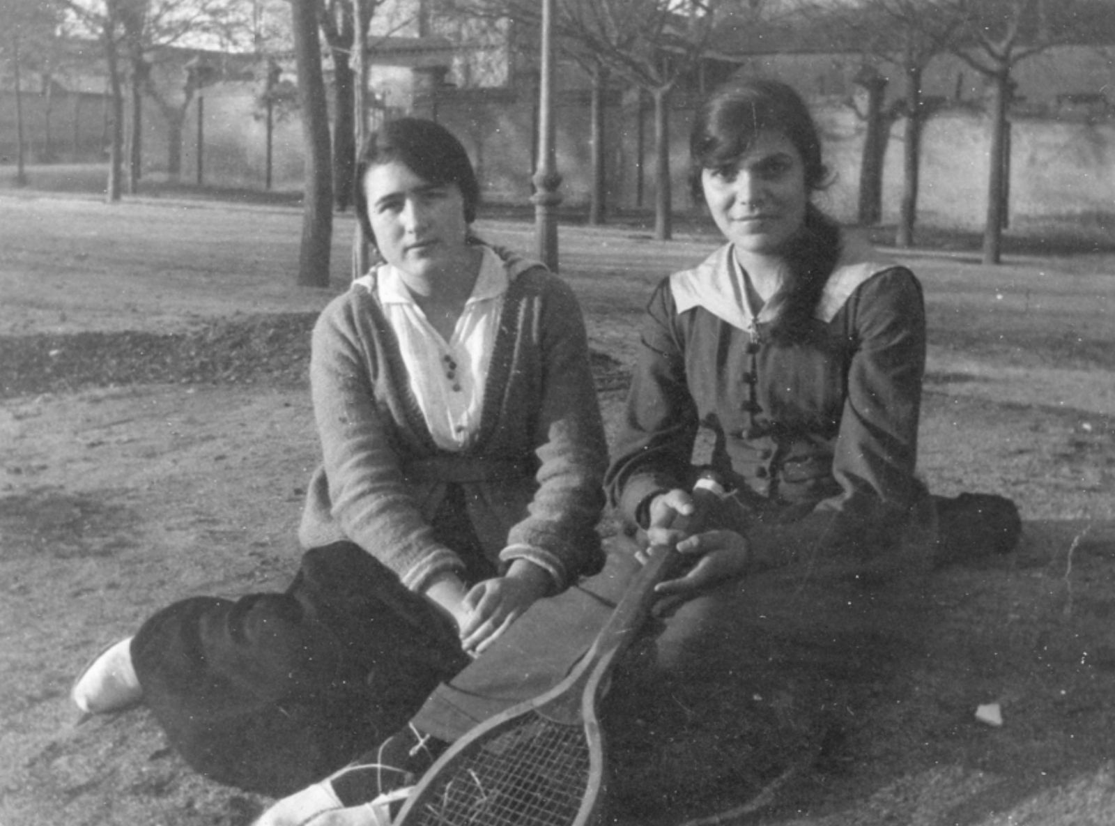 Imagen anónima datada en 1916 de dos asturianas en una finca con una raqueta de tenis. 
