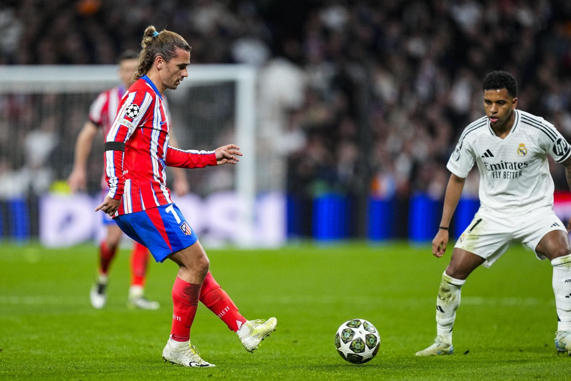 Antoine Griezmann of Atletico de Madrid in action during the UEFA Champions League 2024/25  League Round of 16 First Leg match between Real Madrid CF and Atletico de Madrid, at Santiago Bernabeu stadium on March 04, 2025, in Madrid, Spain. AFP7 04/03/2025 ONLY FOR USE IN SPAIN. Oscar J. Barroso / AFP7 / Europa Press;2025;SPAIN;SPORT;ZSPORT;SOCCER;ZSOCCER;Real Madrid CF v Atletico de Madrid - UEFA Champions League 2024/25  League Round of 16 First Leg;