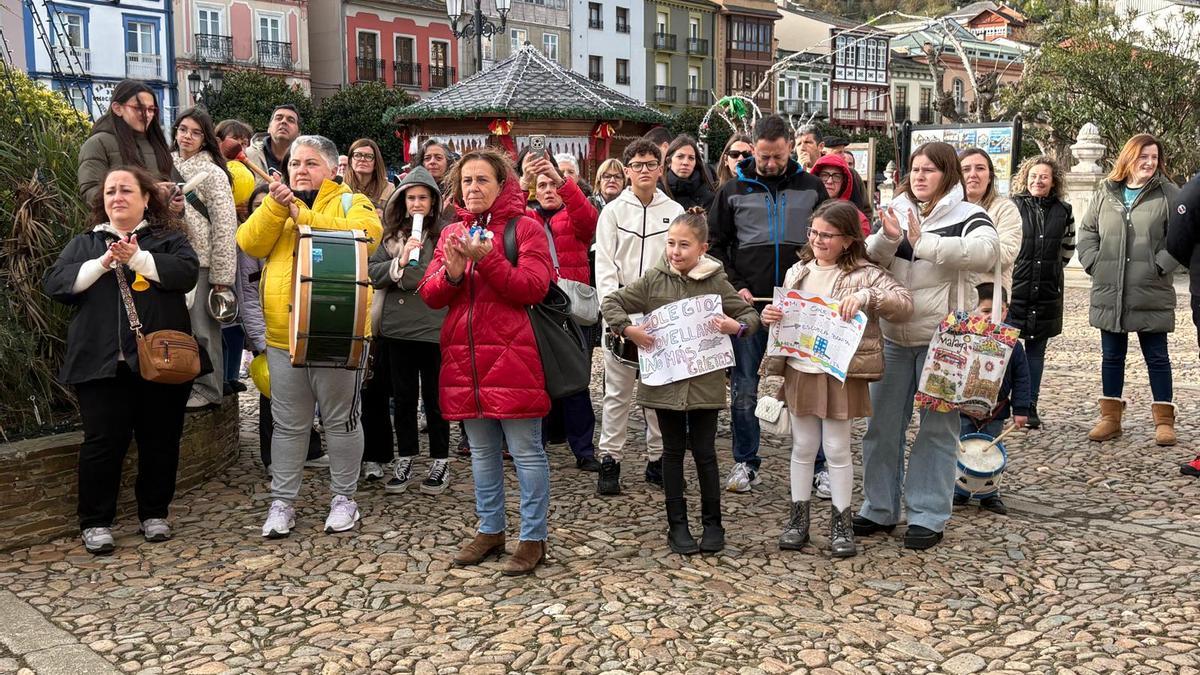 Vegadeo recibe a Barbón con cacerolas y tambores para reivindicar el arreglo integral del colegio