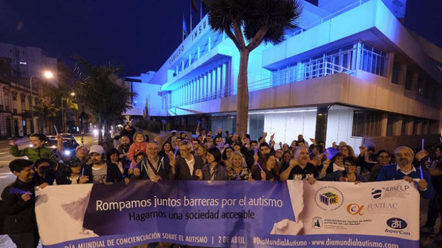 Concentración de colectivos en favor del autismo ante la Casa Palacio del Cabildo de Gran Canaria.