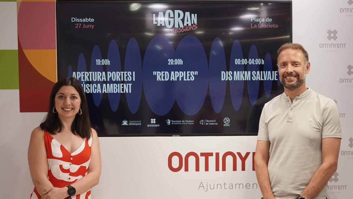 Los regidores de Fiestas y de Juventud de Ontinyent en la presentación de la oferta lúdica para la Publicació.