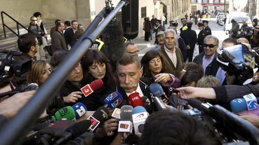 Marcos García Montes, abogado del presunto asesino, habla ante la multitud de medios que cubren el juicio